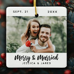 Ornamento De Cerâmica Feliz moderna e Natal casado<br><div class="desc">Uma simples Feliz e Enfeites de natal casado com tipografia de script e sua foto. Personalize com seu nome,  data de casamento e foto. O verso do ornamento tem um simples padrão de xadrez preto e branco. Projetado para você pelo Blackberry Boulevard.</div>