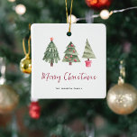 Ornamento De Cerâmica Feliz Natal, 3 Árvore<br><div class="desc">Simples decoração de Natal. Design apresenta 3 árvores de natal de aquarela,  o título 'Feliz Natal' em um roteiro de caligrafia vermelho festivo e nome da família.</div>