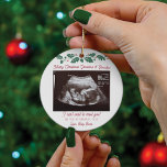 Ornamento De Cerâmica Feliz Natal Avós Ultrasom Gravidez<br><div class="desc">É sempre um bom momento para compartilhar essas notícias interessantes com o seu mais próximo e querido. Ideia perfeita de presente de Natal para a avó estar com foto de ultrassom. Personalize esta exibição de lançamento exclusiva, adicione seus detalhes e informe a todos sobre esta notícia especial. presente de excelente...</div>