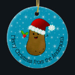 Ornamento De Cerâmica Feliz Natal - Batata Personalizada<br><div class="desc">Feliz Natal Batata vestindo um chapéu vermelho de Papai Noel com um cesto de pelos branco e uma pompom branca de pelúcia. Seu corpo é marrom com pequenos pontos pretos para os olhos e um sorriso grande e feliz. Ele tem varas para os braços e está segurando folhas verdes e...</div>
