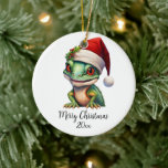 Ornamento De Cerâmica Feliz Natal Chameleon Santa Hat Holly Personalizad<br><div class="desc">Um camaleão adorável vestindo um chapéu de Papai Noel e bagas ocas te deseja um Feliz Natal. Personalize com a saudação de sua escolha (Feliz Natal,  Feliz Feriados,  Saudações de Sábios) ou do sobrenome de sua família e do ano.</div>