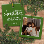 Ornamento De Cerâmica Feliz Natal com uma Foto Quadrada - Verde<br><div class="desc">Adicione uma foto a esta ilustração de feriado - perfeita para as crianças. Uma fotografia simples e moderna para fazer um embrulho memorável debaixo da tua árvore. Uma fonte moderna e mínima de script com um local para carregar uma foto quadrada.</div>