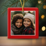 Ornamento De Cerâmica Feliz Natal com uma foto quadrada - vermelho<br><div class="desc">Adicione uma foto a esta ilustração de feriado - perfeita para as crianças. Uma fotografia simples e moderna para fazer um embrulho memorável debaixo da tua árvore. Uma fonte moderna e mínima de script com um local para carregar uma foto quadrada.</div>