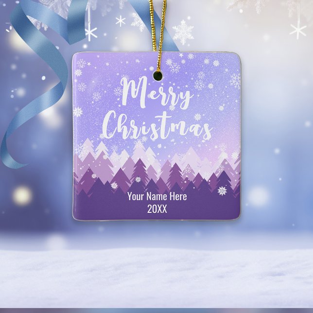 Ornamento De Cerâmica Feliz Natal da Floresta de Neve Pacífica e Púrpura (Criador carregado)
