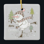 Ornamento De Cerâmica Feliz Natal Ice Skating Snowman<br><div class="desc">Feliz Natal Ice Skating Snowman Cerâmica Ornament Traga muito mais alegria de férias para a sua árvore com um ornamento cerâmico personalizado. Adicione fotos da família,  imagens e mensagens pessoais a ambos os lados deste ornamento. Um fio de ouro torna fácil pendurar esta fantástica marca de sempre.</div>