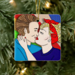 Ornamento De Cerâmica Feliz Natal Lover | Retro-Casal<br><div class="desc">Feliz Natal Lover | Enfeites de natal retrorreflector beijando Casal de arte personalizado estilo pop de 1950.</div>
