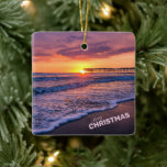 Ornamento De Cerâmica Feliz Natal San Diego Beach Pier Sunset<br><div class="desc">"Feliz Natal" Bonito Pier Sunset da Califórnia em Píer (roxo, laranja, rosa)... O sol está no final do cais Crystal, em Pacific Beach, San Diego, Califórnia, EUA, com uma bela onda de espuma em primeiro plano, e o céu vermelho roxo laranja ombre está refletindo na areia molhada e na água...</div>