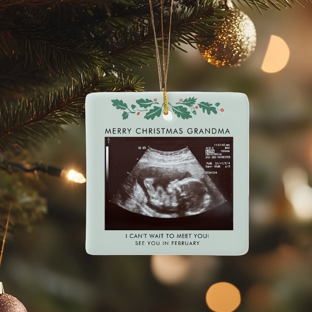 Ornamento De Cerâmica Feliz Natal Vovó Gravidez Ultrassom Foto (Pregnancy Announcement Sonogram Baby Scan Greenery Christmas Square Ornament)
