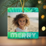 Ornamento De Cerâmica Feliz Retroativa - Tie-Dye Teal - Foto - Vista de<br><div class="desc">Design de Natal não convencional com uma vibração de 70 anos. FRONT - A foto com a palavra "FELIZ" está em uma fonte retrorreflectora que coordena com o fundo não tradicional. Adicione sua foto favorita a este design eclético e colorido. BACK - Padrão de coloração retórica numa mistura de verde...</div>