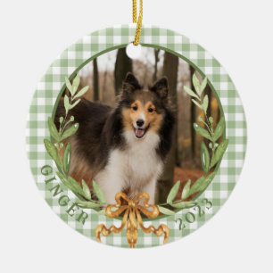 Ornamento De Cerâmica Feliz Sheltie em Laurel Wreath Photo