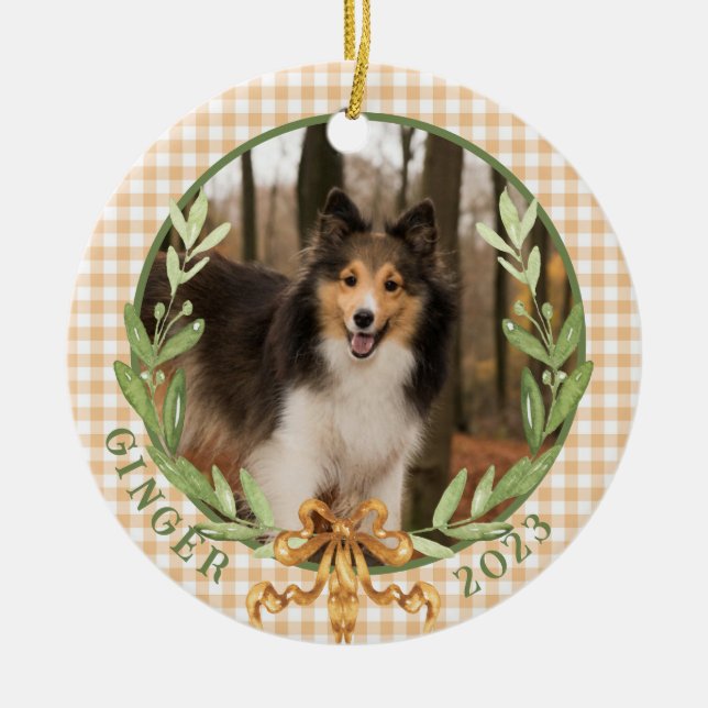 Ornamento De Cerâmica Feliz Sheltie em Laurel Wreath Photo (Frente)