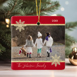 Ornamento De Cerâmica Feriado de Natal com Neve Vermelha Dourada FOTO<br><div class="desc">Mantenha suas memórias vivas com este lindo ornamento de árvore de manutenção de Natal. Personalize com sua foto. Brilhante de ouro puro e vermelho com flocos de neve. Personalizado com seu nome e ano de família. O verso do ornamento tem a opção de adicionar mensagem, nome ou outras informações. Presente...</div>