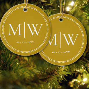 Ornamento De Cerâmica Feriado Dourado do Monograma de Newlyweds Minimali