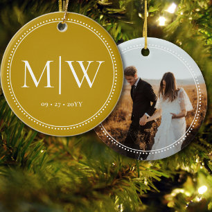 Ornamento De Cerâmica Feriado Dourado do Monograma de Newlyweds Minimali