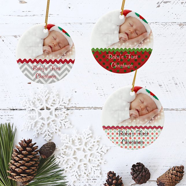 Ornamento De Cerâmica Festive Baby's First Christmas Photo Ornament (Criador carregado)