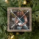 Ornamento De Cerâmica Filas de Coração com Amor Russo Personalizado 2023<br><div class="desc">Ornamento único, clássico, de tendências, rústico e decorativo de árvores de Natal, com Feliz Natal e uma citação alegre do Ano Novo, e espaço para personalizar ou personalizar com uma foto e nomes (ou nome de família) de sua escolha em um padrão de textura de madeira de celeiro de fazendas...</div>