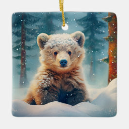 Ornamento De Cerâmica Filhote de Urso Fofo na Floresta Coberta de Neve