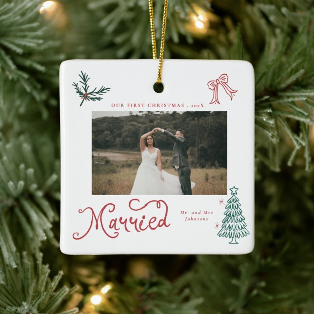 Ornamento De Cerâmica First Christmas Married Mr & Mrs Photo  Whimsical (Árvore)