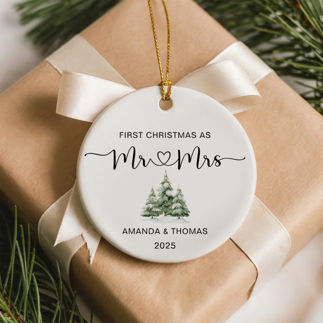 Ornamento De Cerâmica First Christmas Mr and Mrs Wedding (Criador carregado)