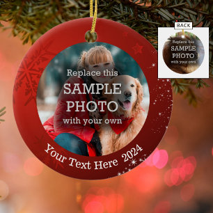 Ornamento De Cerâmica Floco de neve e estrelas brancas em foto vermelha,