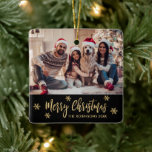 Ornamento De Cerâmica Floco de neve legante Black e Dourado Natal<br><div class="desc">Escrito Elegante moderno Floco de Neve Preto e Dourada Foto Feliz Feriado Feriado de Natal Ornament Cerâmico de Férias Feriado. Recursos um) modelo de foto texto "Feliz Natal". O texto de saudação do "Feliz Natal" é escrito em um belo roteiro de fontes brancas, com letras brancas, e em volta de...</div>