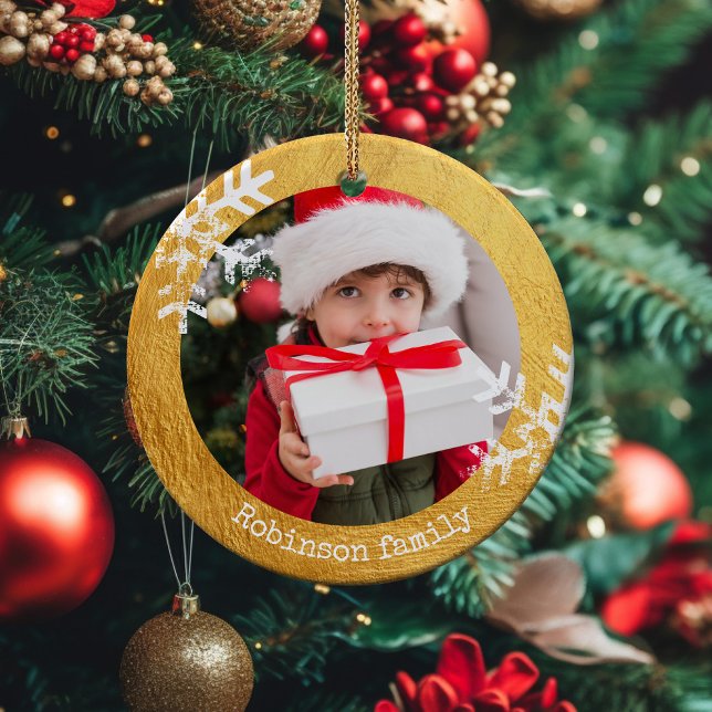 Ornamento De Cerâmica Flocos de Foto do Círculo Russo Dourado (Rustic snowflake family holiday keepsake photo ornament perfect for gifts to bring joy to others.)