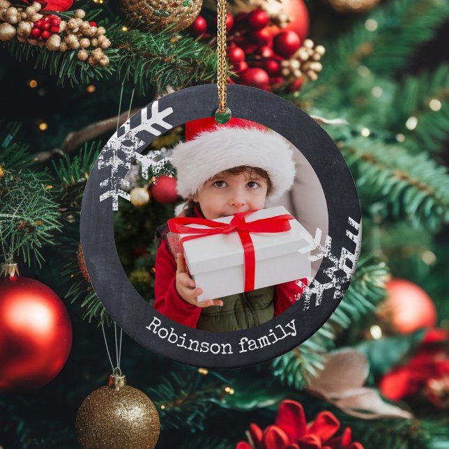 Ornamento De Cerâmica Flocos de neve de fotografia do círculo russo do q (Rustic snowflake family holiday keepsake photo ornament perfect for gifts to bring joy to others.)