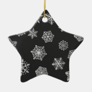 Ornamento De Cerâmica Flocos de neve de prata em um fundo preto