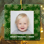 Ornamento De Cerâmica Flocos de neve na foto verde<br><div class="desc">Sua foto favorita é mostrada em um ornamento cerâmico quadrado com flocos de neve dourados em um fundo verde desfocado de Natal. Carregue sua própria imagem para criar ornamentos da árvore de Natal para você mesmo ou dê como presente para a família, amigos, pais e avós! MAIS materiais, formas e...</div>