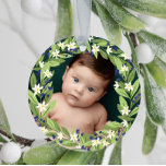 Ornamento De Cerâmica Floral Blue Berries Greenery Wreath Foto<br><div class="desc">Belo Enfeites de natal floral com a sua dentro fotográfica,  uma coroa floral de morango verde,  flores brancas e bagas azuis. Adicione o nome do seu bebê e o ano nas costas.</div>