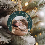 Ornamento De Cerâmica Floresta | Winter Laurel Photo<br><div class="desc">Um design de ornamento de Natal elegante e chico com uma foto favorita em cada lado,  em um único layout arquivado,  embelezado com folhagem botânica finamente detalhada. Personalize estes ornamentos bonitos e festivos com o seu nome familiar e o ano para uma adição memorável à sua árvore de Natal.</div>