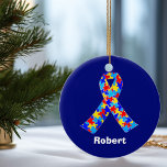 Ornamento De Cerâmica Folha Quebra-cabeça azul de consciência do autismo<br><div class="desc">Belo Enfeites de natal de consciência autista para amigos autistas ou família. Uma legal mãe do autismo ou presente de pai que pode ser personalizado com qualquer texto abaixo da fita quebra-cabeça de azul,  amarelo e vermelho. Um orgulho nebuloso da Síndrome de Asperger.</div>