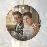 Ornamento De Cerâmica Foto: 1rua de Natal, Sra. e Sra. LGBTQ White Scrip<br><div class="desc">Comemore o primeiro Natal do seu casamento com este belo ornamento moderno do keepsasasaame. O texto branco lê "Nosso primeiro Natal como Sra. & Sra.", com as palavras "Sra. & Sra." em um roteiro elegante, com flores antes e depois. Substitua a imagem de exemplo por sua foto favorita e adicione...</div>