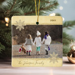 Ornamento De Cerâmica FOTO: Árvore de Férias de Natal Dourada com neve<br><div class="desc">Mantenha suas memórias vivas com este lindo ornamento de árvore de manutenção de Natal. Personalize com sua foto. Folha de ouro e brilho com flocos de neve. Personalizado com seu nome e ano de família. O verso do ornamento tem a opção de adicionar mensagem, nome ou outras informações. Presente perfeito...</div>
