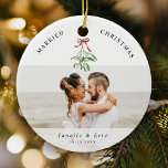 Ornamento De Cerâmica Foto casada do Mistletodo Felino de Natal<br><div class="desc">Prepare seu primeiro Natal junto com nosso ornamento de "Natal casado". Personalizado para as memórias alegres dos recém-casados com duas fotos de casamento favoritas,  assim como uma ilustração de mistério de aquarela,  seus nomes e data das núpcias. 🎄 📸 ✨ #FirstChristmasJoy #PersonalisedKeepsasaee</div>