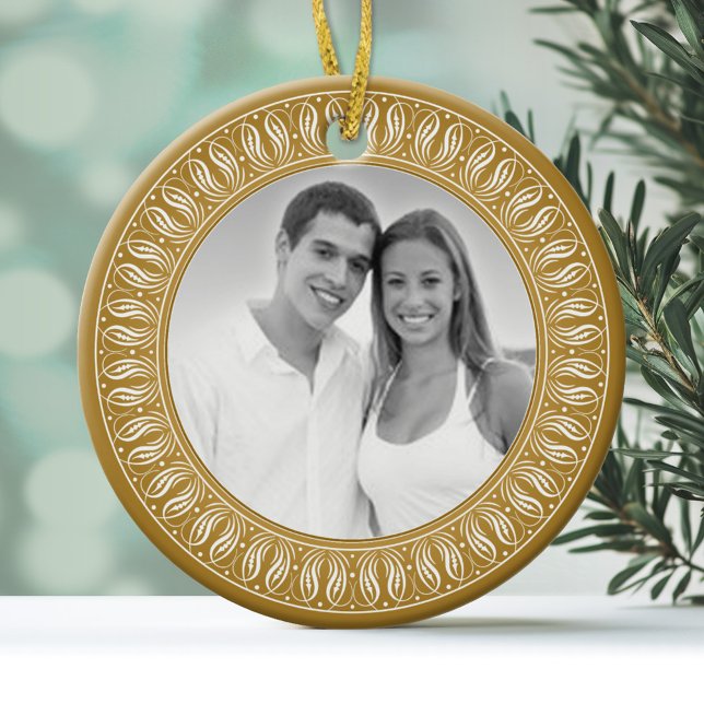 Ornamento De Cerâmica Foto com borda dourada (Personalized Christmas Photo Ornament)