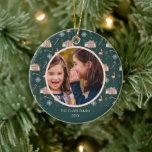 Ornamento De Cerâmica Foto da Árvore Palm House Rosa de Natal do século<br><div class="desc">Padrão com ilustrações de uma casa moderna do século médio decorada com luzes de Natal, palmeiras, flocos de neve, flamingos e flocos de neve. Personalize o texto e a foto.</div>