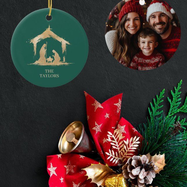 Ornamento De Cerâmica Foto da Cena Religiosa de Natal (CIRCLE CHRISTMAS ORNAMENT WITH GOLD NATIVITY SCENE ON THE GREEN BACKGROUND A FAMILY PHOTO)