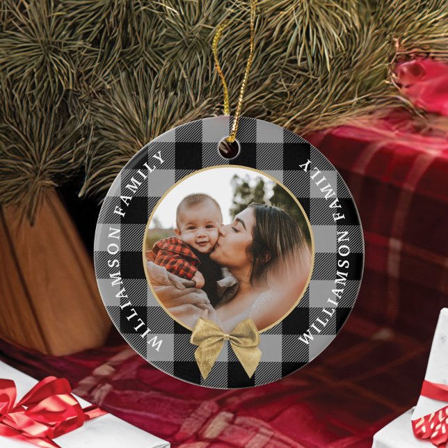 Ornamento De Cerâmica Foto da família de Arcos Douradas de padrão de Xad (Black Buffalo Plaid Pattern Gold Bow Family Photo Ceramic Ornament)