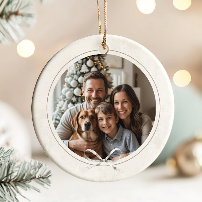 Ornamento De Cerâmica Foto da família de Natal Simples do Elegante Moder (Elegant boho round Christmas photo ornament with texture pattern background and bow at the bottom)