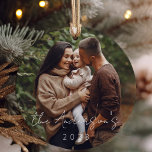 Ornamento De Cerâmica Foto da família de Natal simples e elegante<br><div class="desc">Celebre a alegria de nos unirmos com o nosso "Mínimo Elegante Simple Christmas Family Photo" Cerâmica Ornament, um tesouro de eterno que adiciona um toque de sofisticação ao seu decoro de férias. Feito com atenção aos detalhes, este ornamento apresenta um cenário de cerâmica branca intocado, a canvas perfeita para sua...</div>