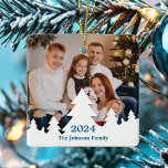 Ornamento De Cerâmica Foto da Família de Sobreposição da Árvore Natal Pe<br><div class="desc">Este Enfeites de natal chic, moderno, com fotos de dois lados da família apresenta sua fotografia de feriado anual enquadrada por uma borda de árvores brancas de Natal. Personalize com a escrita azul do ano na frente e o seu nome para uma bela fotografia minimalista do presente de Natal com...</div>