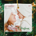 Ornamento De Cerâmica Foto da família Elegant Red Green - Natal<br><div class="desc">Elegante ornamento de fotos de Feliz Natal com belo roteiro cursivo em vermelho e verde. Este presente de fotografia de bebê de Natal moderno apresenta uma magnífica tipografia e o seu texto personalizado sobre a imagem de sangria de cheio em branco no fundo. Perfeito para celebrar um bebê sorridente ou...</div>