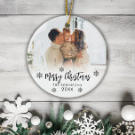 Ornamento De Cerâmica Foto da Família Feliz Script de Natal Snowflakes<br><div class="desc">Elegante Moderno Negra Branca com Letras de Foto da Família "Feliz Natal". Apresenta uma fotografia de família, um texto Feliz de Natal, que é escrito em um roteiro de caligrafia manuscrito, flocos de neve e ano na cobertura de fotos (em preto e branco). É fácil personalizá-lo. Dica da foto: recorte...</div>