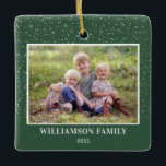 Ornamento De Cerâmica Foto da Família Keepsasasasaem Neve Natal Verde<br><div class="desc">Este Enfeites de natal verde apresenta uma foto horizontal e é acentuado com um gráfico de neve leve. Personalize este ornamento da família quadrada com sua foto, nome e ano favoritos.</div>