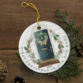 Ornamento De Cerâmica Foto da porta verde de nova casa natalina