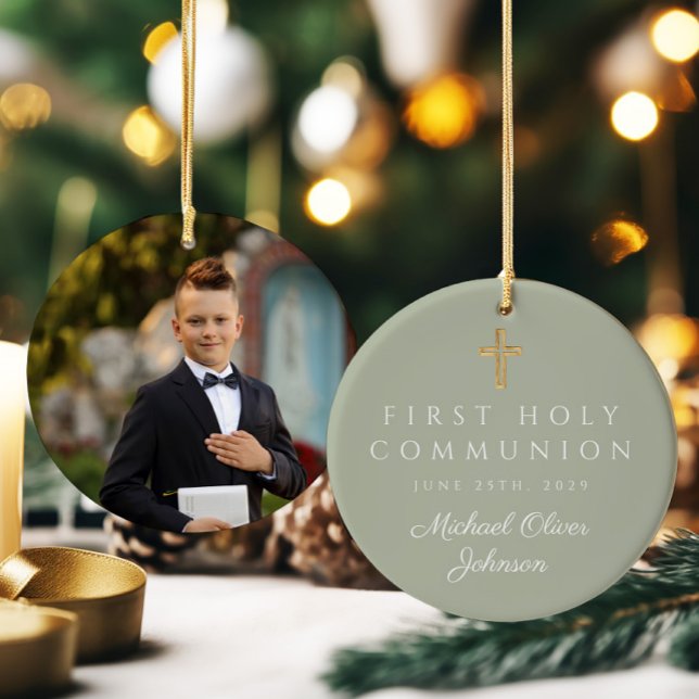 Ornamento De Cerâmica Foto da Primeira Comunhão Sage Green Cross Boy (Sage Green Cross Boy First Communion Photo Ceramic Ornament)