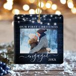 Ornamento De Cerâmica Foto das luzes azuis do nosso primeiro Natal engaj<br><div class="desc">Nosso primeiro Natal engajado com Ornamento de Fotos Duplas Lado - Fotos Frente e Traseira,  Nomes no Fundo - Lâmpadas de Madeira Azul e Cordas do País Russo</div>