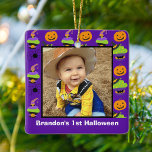 Ornamento De Cerâmica Foto de 1rua de Dia das Bruxas, personalizada em r<br><div class="desc">Este adorável ornamento de Halloween é perfeito para novos pais que amam outubro. Este ornamento bonito e roxo do bebê 1rua do Halloween apresenta um sorridente Jack O' Lantern, uma aranha negra assustadora e dois cupcakes deliciosos diferentes com chapéus de bruxa em cima para um truque ou para tratar delícia....</div>