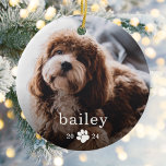 Ornamento De Cerâmica Foto de Cão Impresso Simples no Natal<br><div class="desc">Simple Paw Print Dog O Ornament Cerâmico de Natal é um ornamento de Natal moderno na moda com o nome do seu cão apresentado em tipografia clássica,  de branco,  sobre a sua fotografia do tamanho do cheio.</div>